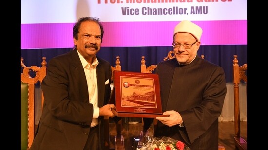 Prof Mohd Gulrez honouring Dr. Shawki Ibrahim Abdel Karim Allam in Aligarh on Tuesday (HT Photo)