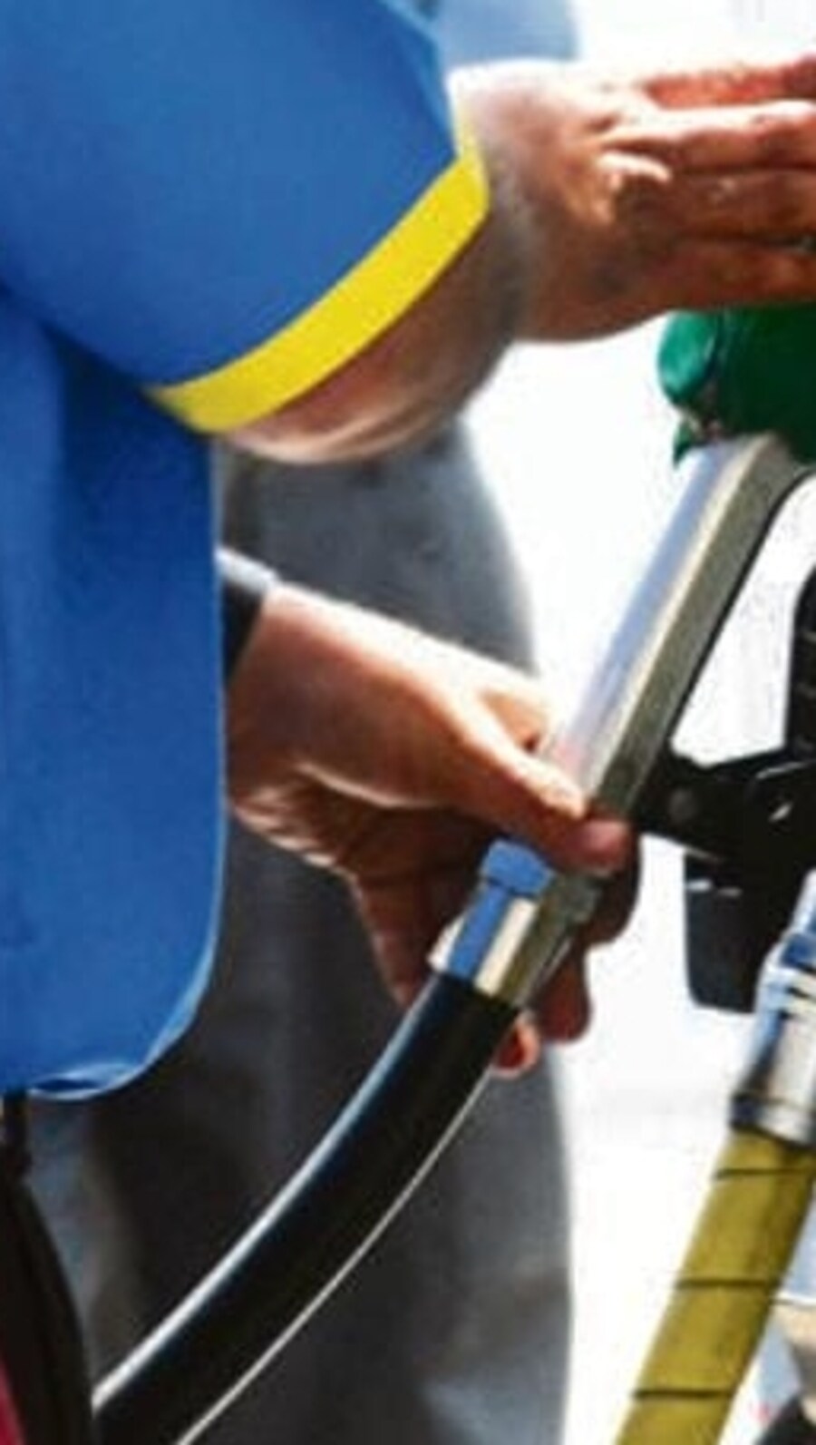&nbsp;As per the usual practice, the windfall profit tax on petroleum that was imposed on July 1, is revised fortnightly. (Ramesh Pathania)