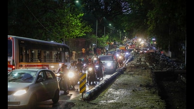 At Karve Road, an entire lane has been shut down due to the ongoing work, causing frequent traffic jams (HT PHOTO)