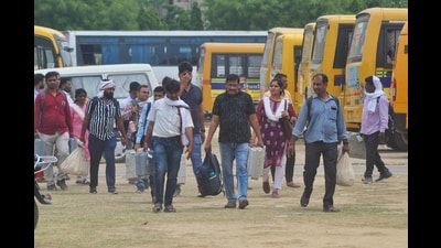 Out of the 17 mayor seats, the 10 that will go to polls on Thursday are Saharanpur, Agra, Moradabad, Firozabad, Mathura, Jhansi, Prayagraj, Lucknow, Gorakhpur and Varanasi. (Rajesh Singh/HT) Out of the 17 mayor seats, the 10 that will go to polls on Thursday are Saharanpur, Agra, Moradabad, Firozabad, Mathura, Jhansi, Prayagraj, Lucknow, Gorakhpur and Varanasi. (Rajesh Singh/HT)