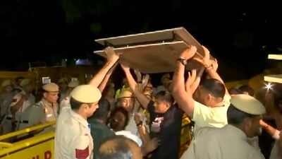 Wrestlers' protest: A scuffle breaks out between protesting wrestlers and Delhi Police at Jantar Mantar. (Twitter/ ANI) Wrestlers' protest: A scuffle breaks out between protesting wrestlers and Delhi Police at Jantar Mantar. (Twitter/ ANI)