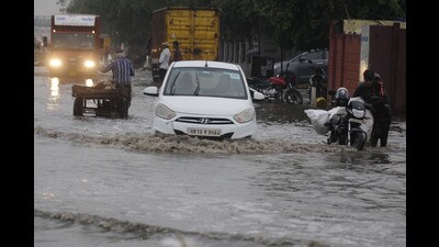 Vehicles wade through a waterlogged stretch between Khandsa to Narsighpur village in rain on the NH-48 service road near Shani Mandir in Gurugram on Wednesday. (Parveen Kumar/HT)