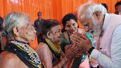 Tulsi Gowda and Sukri Bommagowda interacted with Prime Minister Narendra Modi in Ankola on Wednesday. (ANI) Tulsi Gowda and Sukri Bommagowda interacted with Prime Minister Narendra Modi in Ankola on Wednesday. (ANI)