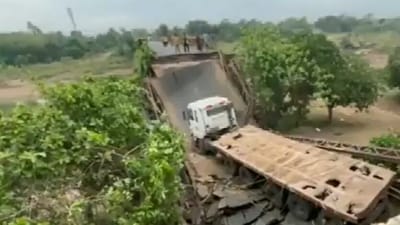 Bridge collapsed at Ichhapuram town in Srikakulam district of Andhra Pradesh. (ANI) Bridge collapsed at Ichhapuram town in Srikakulam district of Andhra Pradesh. (ANI)