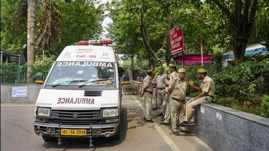 Police personnel outside the mortuary of Deen Dayal Upadhyay Hospital, where Tillu Tajpuria’s body was kept. (PTI)