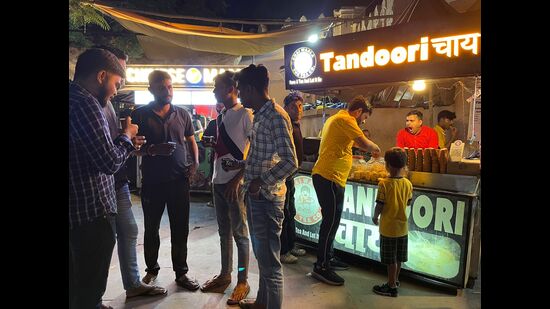 The reasonably cool weather has added to the joy of city’s favourite past time -- discussing politics with hot cuppa tea. (HT Photo)
