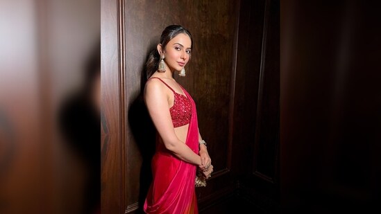 Rakul Preet accessorised her desi outfit with a golden embellished potli and contrasting dangler earrings.&nbsp;(Instagram/@rakulpreet)