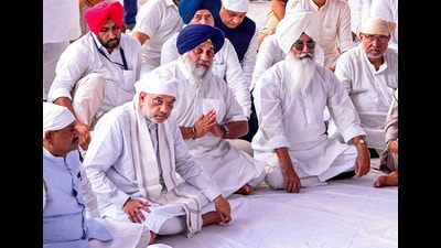 (From left) Lok Sabha speaker Om Birla, Union home minister Amit Shah, SAD chief Sukhbir Singh Badal, Radha Soami sect head Gurinder Singh Dhillon and former state BJP chief Avinash Rai Khanna during the prayer meet for former Punjab CM Parkash Singh Badal, at Badal village on Thursday. (PTI)