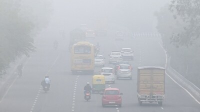 A thick layer of fog enveloped parts of the national capital. (Sunil Gosh / HT) A thick layer of fog enveloped parts of the national capital. (Sunil Gosh / HT)