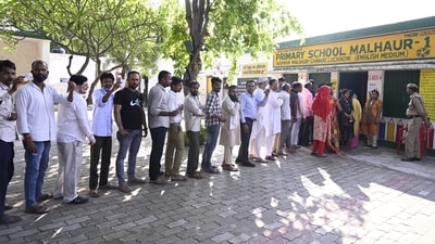 Voters stand in a queue at Mallhaur polling center. (Deepak Gupta / Hindustan Times) Voters stand in a queue at Mallhaur polling center. (Deepak Gupta / Hindustan Times)