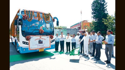 Chandigarh administrator Banwarilal Purohit flagging off the new AC buses at Punjab Raj Bhawan on Thursday. (HT Photo) Chandigarh administrator Banwarilal Purohit flagging off the new AC buses at Punjab Raj Bhawan on Thursday. (HT Photo)