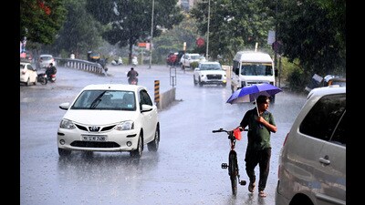 Motorist seen during rain on Bavdhan Road on Thursday. (Kalpesh Nukte/HT PHOTO)