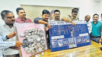Mumbai, India - May 04, 2023: Mulund Police Station officials present an accused burglar during a press conference to the media after he was arrested and ₹1.37 crore cash and valuables was recovered from him, at Mulund, in Mumbai, India, on Thursday, May 04, 2023. (Praful Gangurde/HT Photo) (HT PHOTO) Mumbai, India - May 04, 2023: Mulund Police Station officials present an accused burglar during a press conference to the media after he was arrested and ₹1.37 crore cash and valuables was recovered from him, at Mulund, in Mumbai, India, on Thursday, May 04, 2023. (Praful Gangurde/HT Photo) (HT PHOTO)