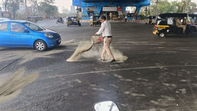 Mumbai traffic police spreading sand on the road. (Twitter/@Vaibhav Parmar)