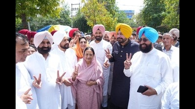 Senior leaders of Punjab Congress set their differences aside on Thursday and put up a united show as their candidate, Karamjit Kaur Chaudhary, filed her nomination papers for the May 10 Jalandhar Lok Sabha byelection. (HT Photo) Senior leaders of Punjab Congress set their differences aside on Thursday and put up a united show as their candidate, Karamjit Kaur Chaudhary, filed her nomination papers for the May 10 Jalandhar Lok Sabha byelection. (HT Photo)