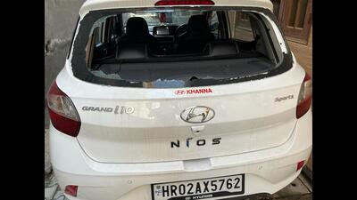 Speaking of the incident, Mohali’s Phase 8 station house officer said the parking lot operator has been summoned to explain how someone entered the parking lot and stole valuables after breaking the windshield without being noticed. (HT Photo)