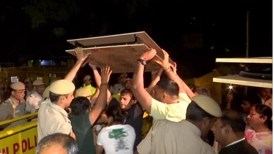 A scuffle breaks out between protesting wrestlers and Delhi Police at Jantar Mantar, in New Delhi on Wednesday. (ANI) A scuffle breaks out between protesting wrestlers and Delhi Police at Jantar Mantar, in New Delhi on Wednesday. (ANI)
