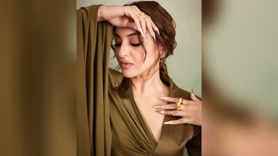 To complete her look, Sonakshi adorned herself with golden jewellery, including chic golden rings on her fingers, golden hoop earrings, and finished off with strappy heels. (Instagram/@aslisona) To complete her look, Sonakshi adorned herself with golden jewellery, including chic golden rings on her fingers, golden hoop earrings, and finished off with strappy heels. (Instagram/@aslisona)