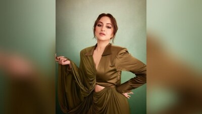 Assisted by make up artist, Heema Dattani, Sonakshi decked up in nude eyeshadow, mascara-laden eyelashes, drawn eyebrows, contoured cheeks and a shade of pink nude lipstick. (Instagram/@aslisona) Assisted by make up artist, Heema Dattani, Sonakshi decked up in nude eyeshadow, mascara-laden eyelashes, drawn eyebrows, contoured cheeks and a shade of pink nude lipstick. (Instagram/@aslisona)