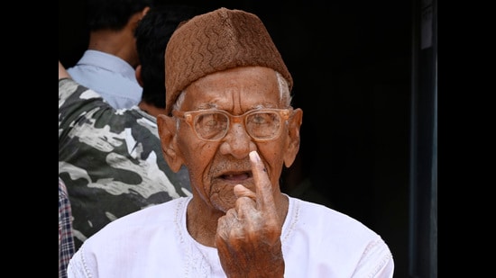 101-year-old Saeed Kazim Hussain showing his inked finger after casting his vote at Hussainabad Picture Gallery polling station in Lucknow’s Old City on Thursday (Deepak Gupta /HT)