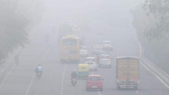 A thick layer of fog enveloped parts of the national capital. (Sunil Gosh / HT)