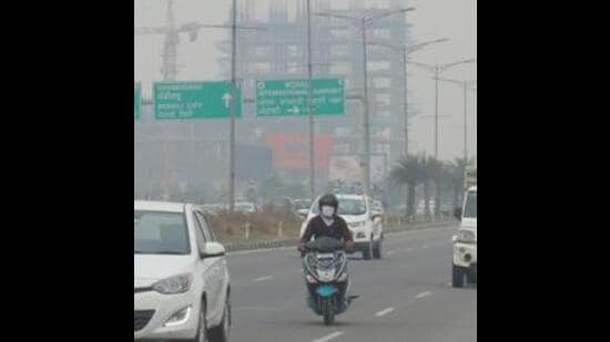 At present, commuters have to head all the way to the T-junction near the Indian School of Business, after passing by Bawa White House, to turn left towards Airport Chowk, where they again have to turn left towards the Shaheed Bhagat Singh International Airport . (HT File photo)