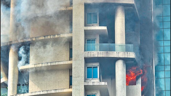 Mumbai, India - December 15, 2022: A Level-1 fire erupted on the 22nd floor of One Avighna Park, multi-storey residential building near Bharat Mata Cinema, Lower Parel, in Mumbai, India, on Thursday, December 15, 2022. (Photo by Satish Bate/Hindustan Times) (Satish Bate/HT PHOTO)