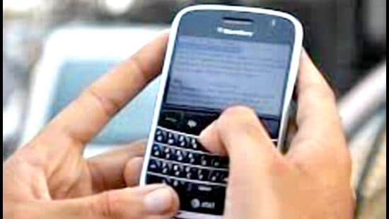 Police seized mobile phones worth ₹98,500 from the accused. (REPRESENTATIVE PHOTO)