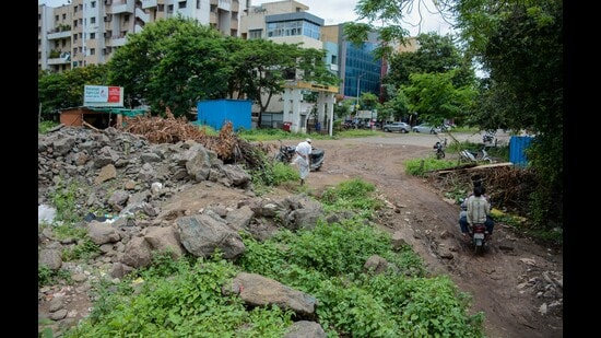 With increasing construction and demolition waste in merged villages, Pune Municipal Corporation (PMC) has proposed to set up a debris waste processing plant in the western part of the city. (HT FILE PHOTO)