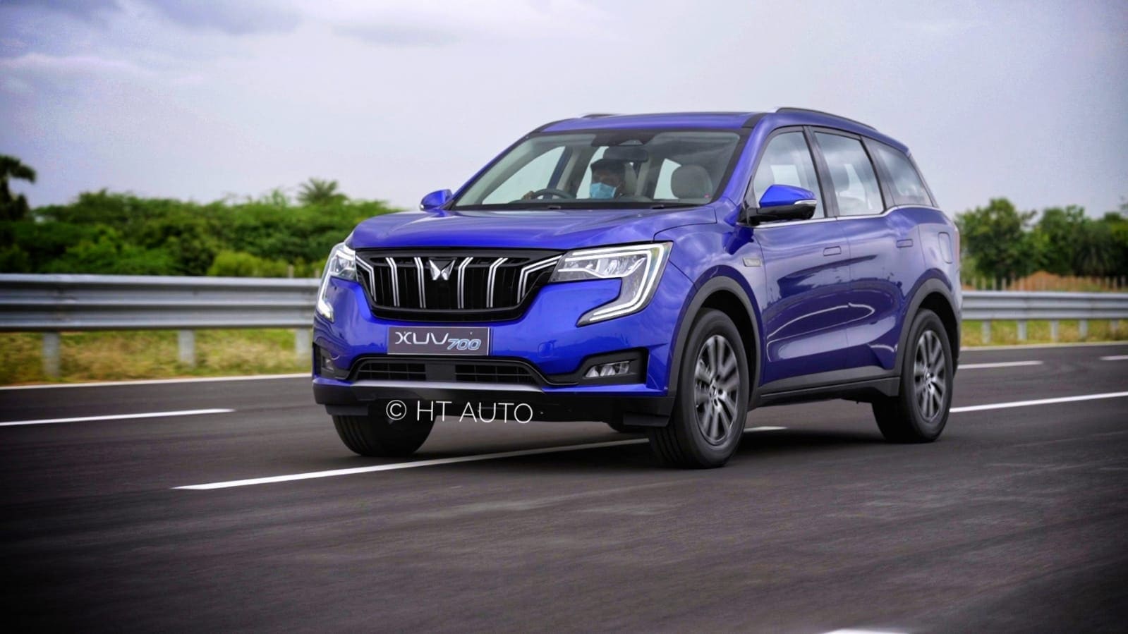 Mahindra XUV700 is the successor to the XUV500. Mahindra XUV700 is the successor to the XUV500.