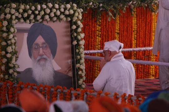 Union home minister Amit Shah paying tributes to former CM Parkash Singh Badal. (Sanjeev Kumar/HT) Union home minister Amit Shah paying tributes to former CM Parkash Singh Badal. (Sanjeev Kumar/HT)
