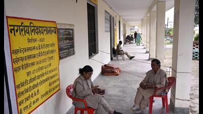 A deserted corridor of a polling station at BKT Inter College due to names missing from the voter list during civic polls in Lucknow on Thursday. (Deepak Gupta/HT) A deserted corridor of a polling station at BKT Inter College due to names missing from the voter list during civic polls in Lucknow on Thursday. (Deepak Gupta/HT)