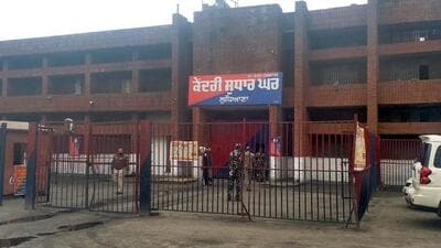 Ludhiana division number 7 police lodged an FIR against unidentified inmates after recovering seven mobile phones from the central jail. (HT File Photo)
