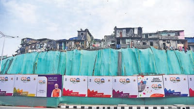 Mumbai, India - December 15, 2022: Green curtains put up to conceal the view of Jogeshwari slums on Western Express Highway, in wake of the ongoing G20 Summit under Indian presidency, in Mumbai, India, on Thursday, December 15, 2022. (Photo by Vijay Bate/HT Photo) (HT PHOTO)
