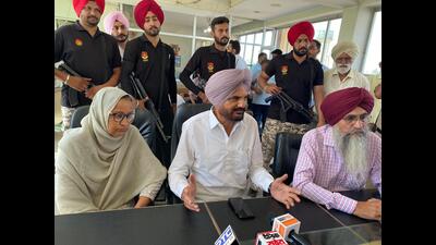 Sidhu Moose Wala’s father Balkaur Singh and mother Charan Kaur are going to visit all the nine assembly segments to seek justice for their deceased son. (HT Photo) Sidhu Moose Wala’s father Balkaur Singh and mother Charan Kaur are going to visit all the nine assembly segments to seek justice for their deceased son. (HT Photo)