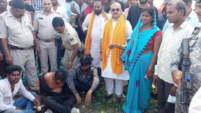 Sushil Kumar Singh posed for photographs with the three suspects and the victim (Twitter/V_BharatNews) Sushil Kumar Singh posed for photographs with the three suspects and the victim (Twitter/V_BharatNews)