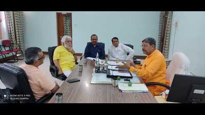 The union culture ministry’s representatives in a meeting with SSU vice chancellor Prof Hare Ram Tripathi and others on Friday. (HT) The union culture ministry’s representatives in a meeting with SSU vice chancellor Prof Hare Ram Tripathi and others on Friday. (HT)