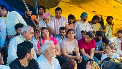 Former chief minister of Haryana Bhupinder Hooda meets protesting wrestlers at Jantar Mantar (Twitter) Former chief minister of Haryana Bhupinder Hooda meets protesting wrestlers at Jantar Mantar (Twitter)