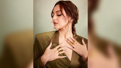 Sonakshi Sinha's Instagram account is a treasure trove of trendy nail art inspiration. Her impeccable nail art game is always on point, and she never fails to impress with her unique and stylish designs. To achieve a classy and chic look, follow Sonakshi's lead and paint your nails white, then add chic golden lines and quirky golden rings to complete the look. (Instagram/@aslisona) Sonakshi Sinha's Instagram account is a treasure trove of trendy nail art inspiration. Her impeccable nail art game is always on point, and she never fails to impress with her unique and stylish designs. To achieve a classy and chic look, follow Sonakshi's lead and paint your nails white, then add chic golden lines and quirky golden rings to complete the look. (Instagram/@aslisona)
