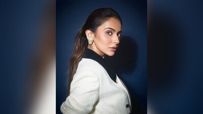 Assisted by make up artist, Salim sayed, Rakul wore nude eyeshadow, darkened brows, mascara, blushed cheekbones, highlighter, light contouring, a glossy pink lip shade, and a dewy base, creating a radiant appearance. (Instagram/@rakulpreet)