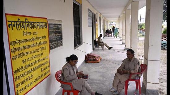 A deserted corridor of a polling station at BKT Inter College due to names missing from the voter list during civic polls in Lucknow on Thursday. (Deepak Gupta/HT)