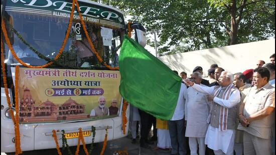 Haryana chief minister Manohar Lal Khattar flagging off the first batch of buses from Panchkula for Ayodhya Yatra on Friday. (HT Photo)