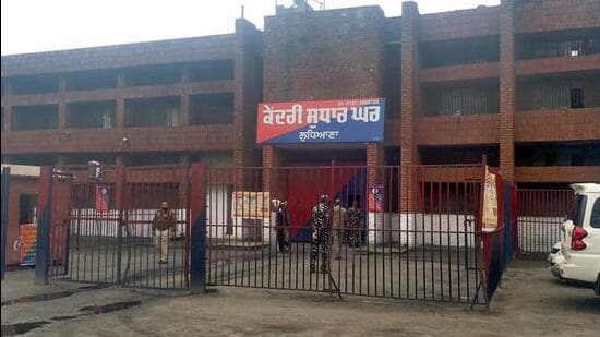 Ludhiana division number 7 police lodged an FIR against unidentified inmates after recovering seven mobile phones from the central jail. (HT File Photo)