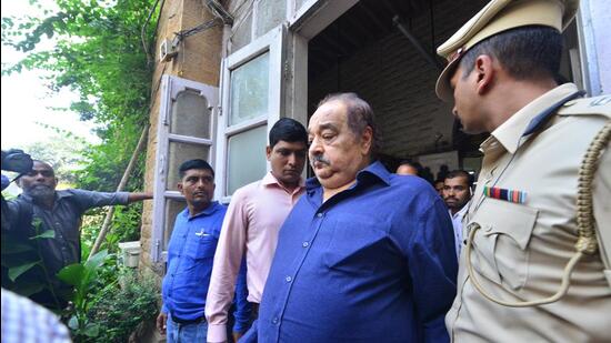 Rakesh Wadhawan and Sarang Wadhawan at EOW court in Mumbai on 4th October,2019. Photo by Aniruddha Chowdhury/Mint