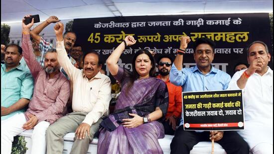 Senior BJP leaders Meenakshi Lekhi, Ramvir Singh Bidhuri, Harsh Vardhan with others during a protest outside Delhi chief minister Arvind Kejriwal's residence, in New Delhi on Friday (Sanjeev Verma/HT)