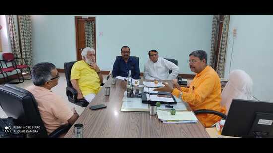 The union culture ministry’s representatives in a meeting with SSU vice chancellor Prof Hare Ram Tripathi and others on Friday. (HT)
