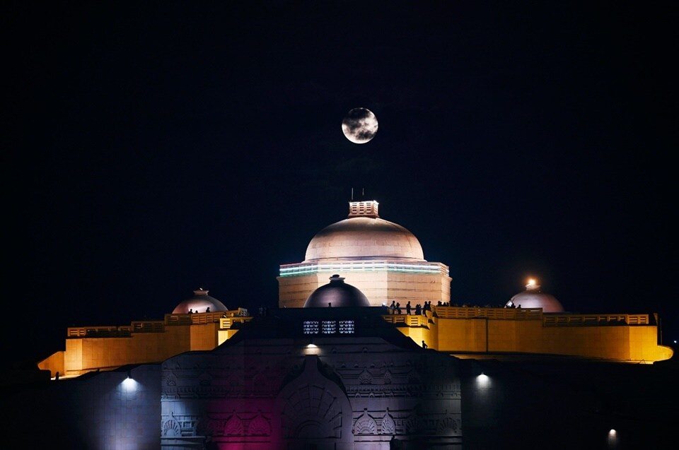 Full moon in Lucknow (Deepak Gupta/Hindustan Times)