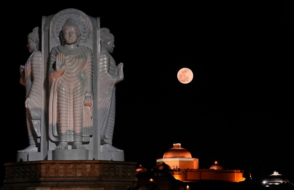 Spectacular full moon spotted in Lucknow, ahead of the lunar eclipse (Photo by Deepak Gupta/Hindustan Times)
