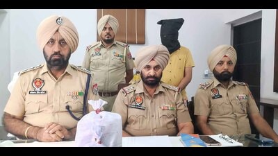 Accused of drug peddling in custody of Samrala Police in Ludhiana on Saturday. (HT Photo)