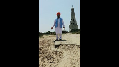 Mohali deputy mayor Kuljit Singh Bedi showing the broken road near the Baba Banda Singh Bahadur memorial at Chappar Chiri. (HT Photo)
